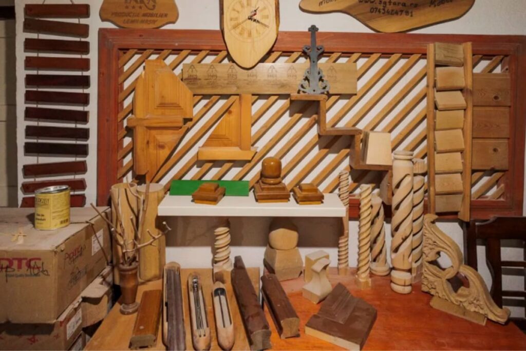 atelier traditional romanesc cu unelte pentru prelucrarea lemnului si obiecte din lemn sculptat