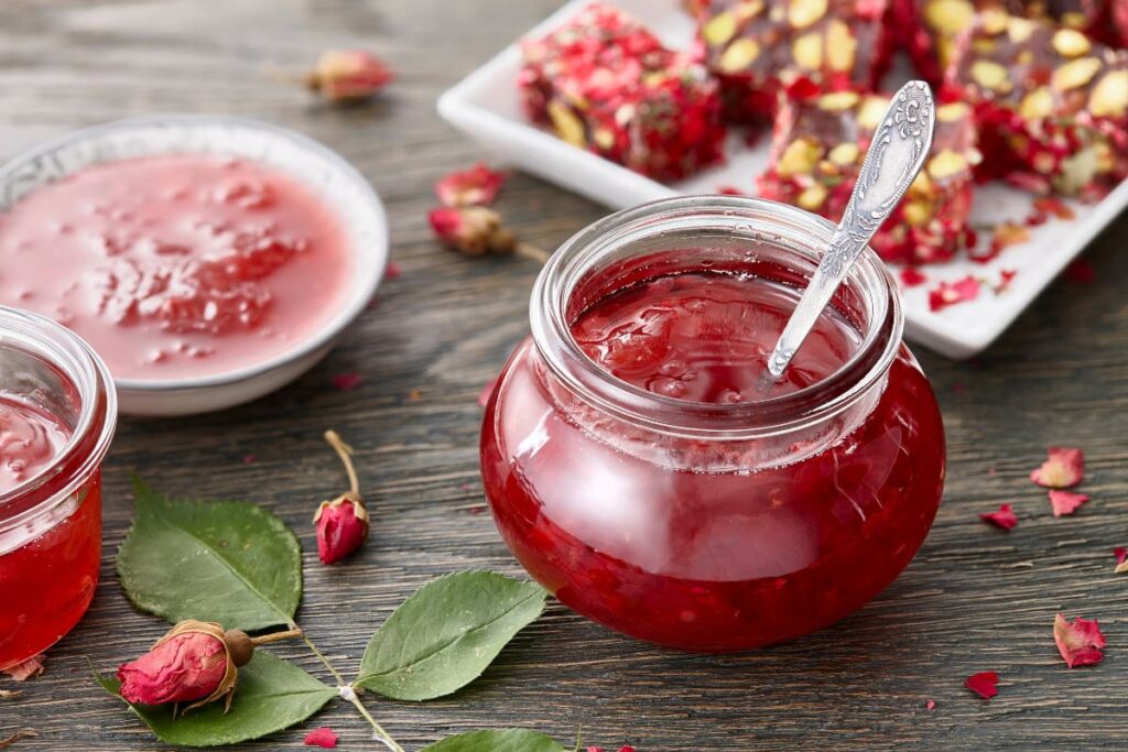 borcan cu dulceata de trandafir alaturi de desert cu dulceata