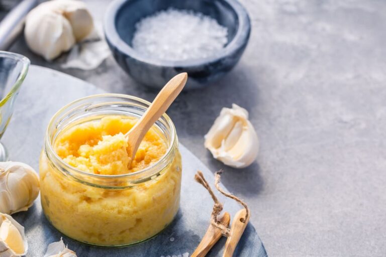 borcan cu dulceata de usturoi si catei de usturoi pe masa