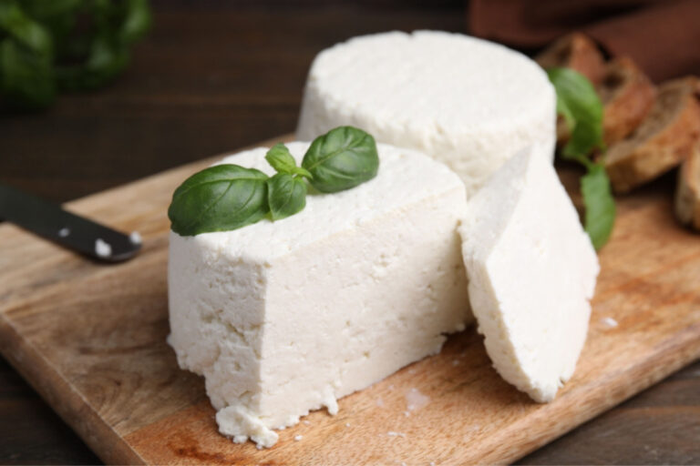 bucati de urda de casa pe tocator din lemn