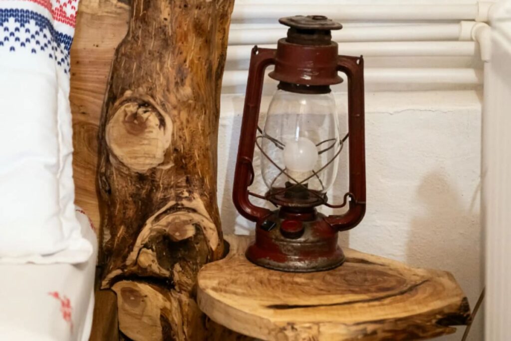 cadru de pat si noptiera realizate din lemn prin tehnici manuale de prelucrare a lemnului