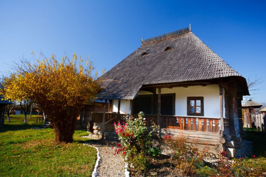 casa romaneasca de la sat cu arhitectura traditionala