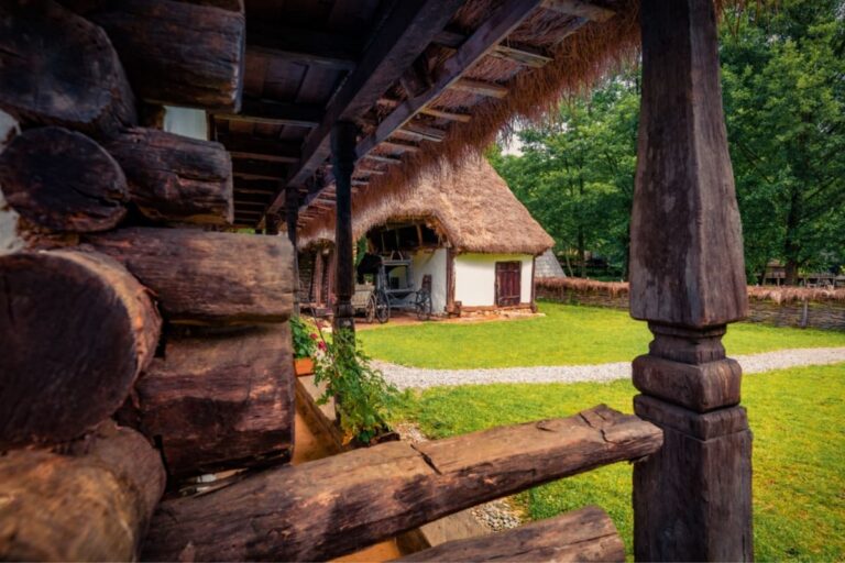casa taraneasca din lemn cu arhitectura traditionala romaneasca