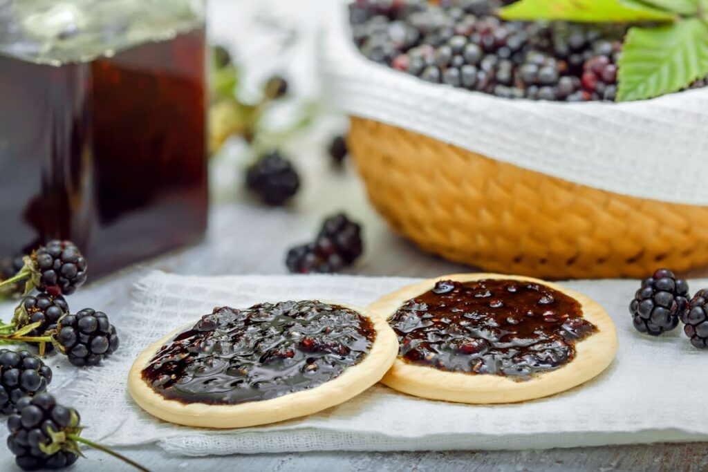 desert cu dulceata de mure pe stergar alb