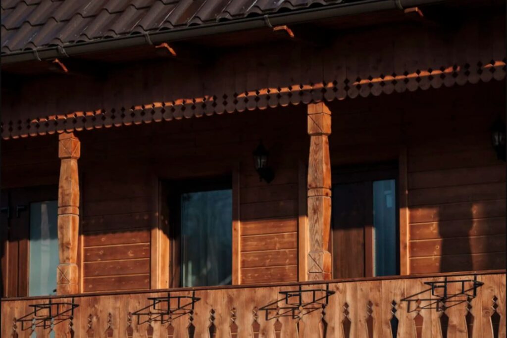 fatada unei case din lemn cu arhitectura traditionala romaneasca
