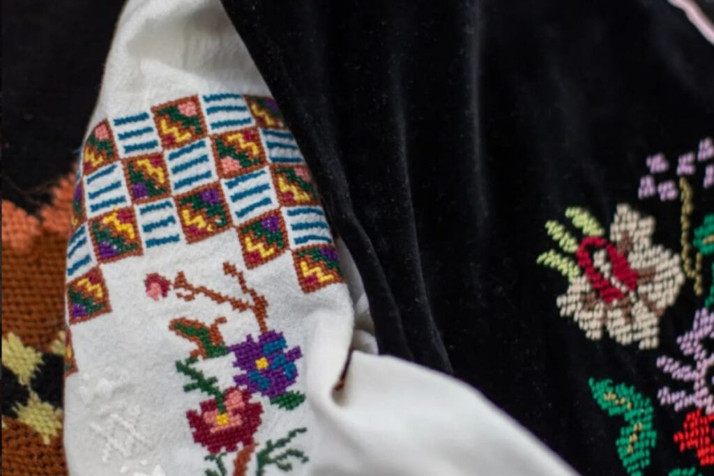 femeie care poarta ie si vesta ca parte a unui costum popular romanesc