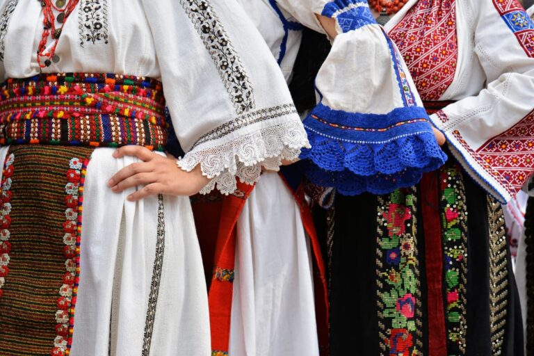 grup de femei care poarta costume populare romanesti