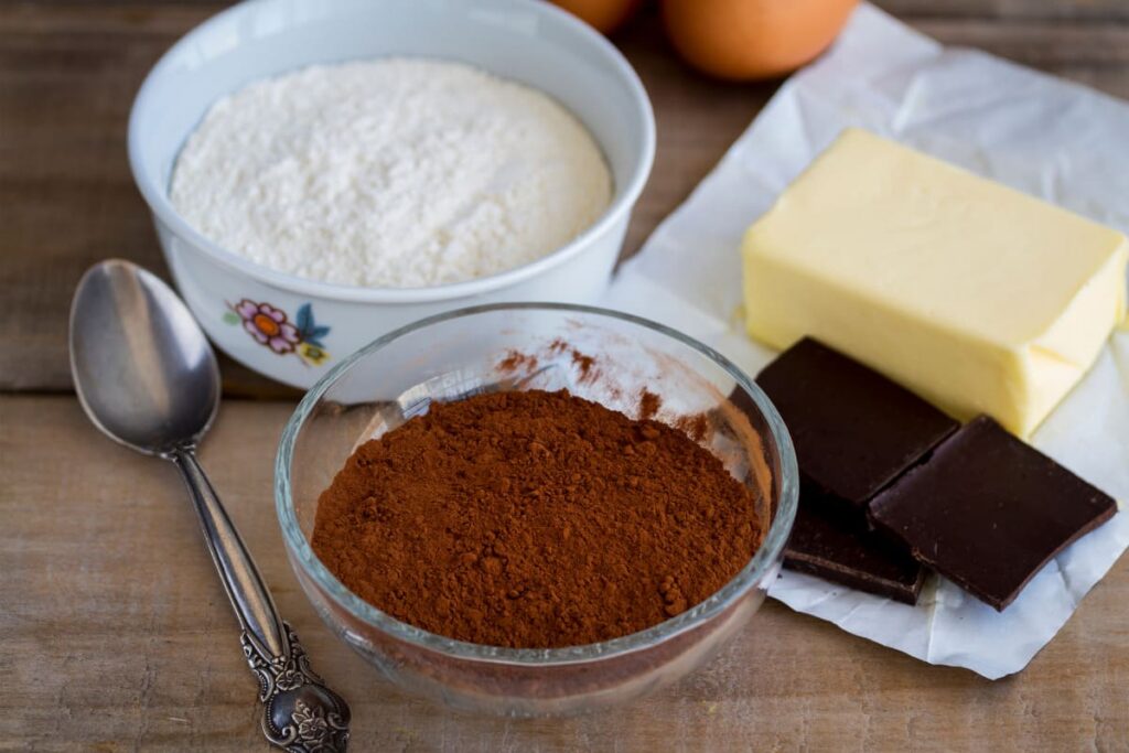 ingrediente pentru reteta de ciocolata de casa pe masa