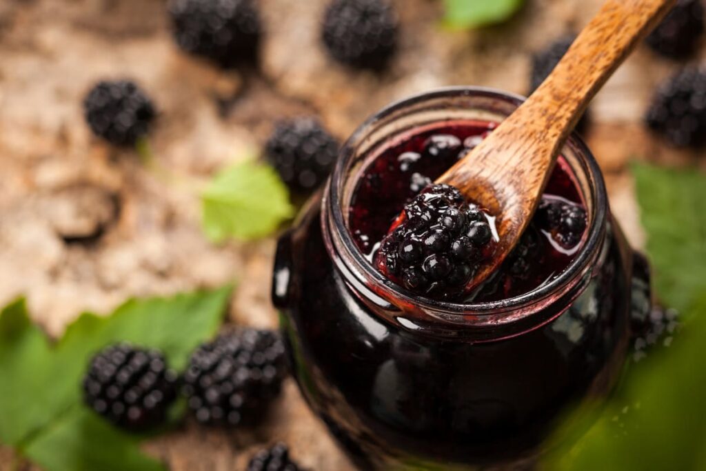 lingura de lemn in borcan cu dulceata de mure