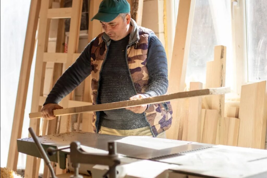 mester tamplar care prelucreaza lemnul in atelier
