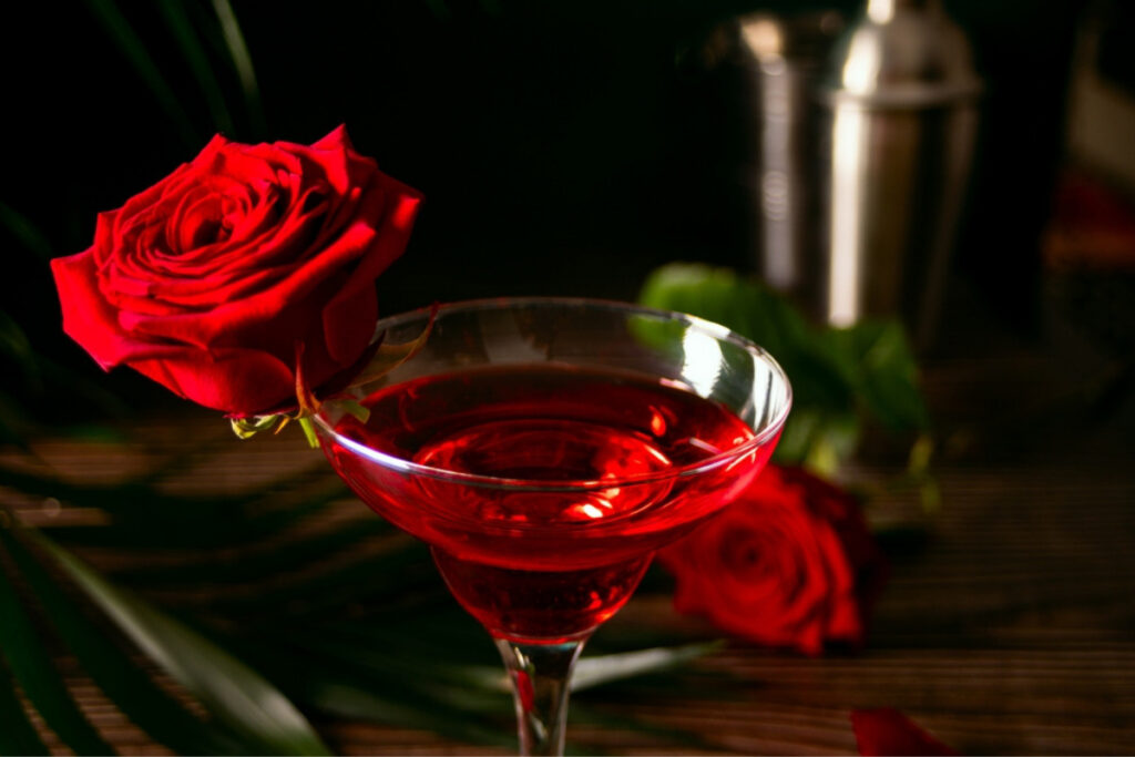 pahar de cocktail cu lichior de trandafir decorat cu un trandafir