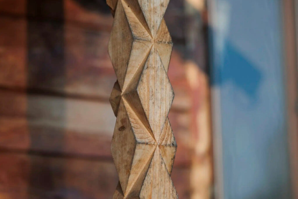 stalp din lemn sculptat la fatada unei case traditionala romanesti