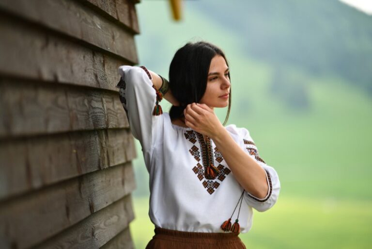 Femeie purtand o ie romaneasca