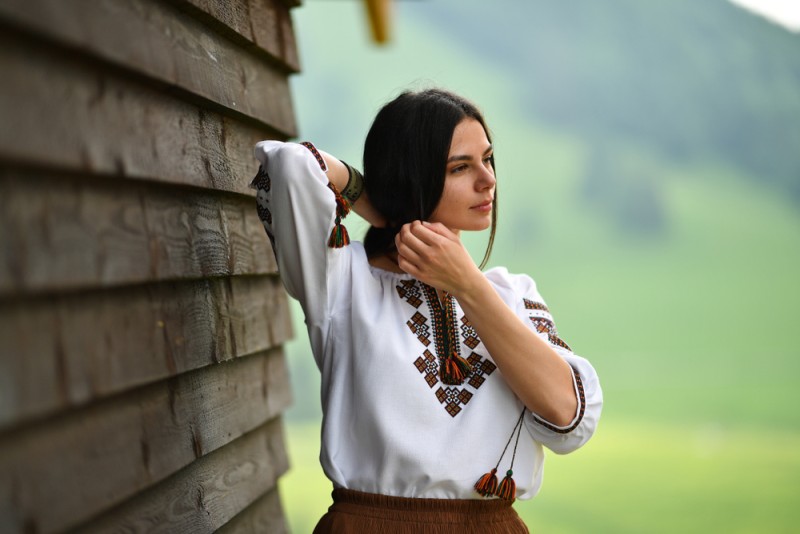 Femeie purtand o ie romaneasca