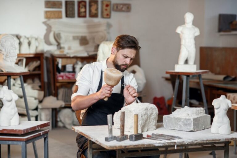 mestesugar care sculpteaza piatra in atelier