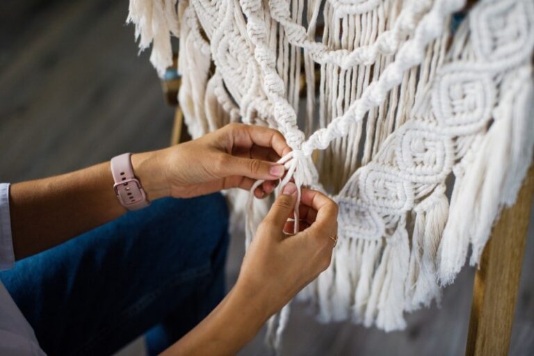 persoana lucreaza manual macrame